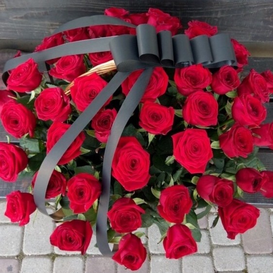 Букет цветов "Траурная корзина из роз" Букет цветов "Траурная корзина из роз"